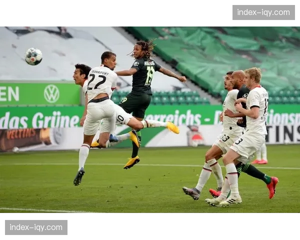 沃尔夫斯堡对阵法兰克福，马耶尔任意球击中横梁险破门